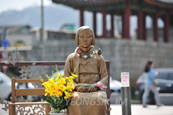 전주 한옥마을 풍남문광장 평화의 소녀상 2.jpg