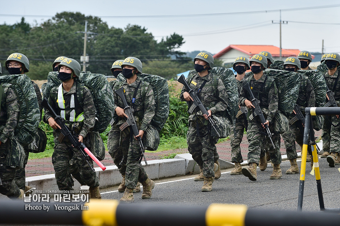 해병대 신병 1261기 빨간명찰수여식_8819.jpg